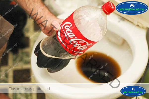 Cách tẩy bồn cầu bằng Coca