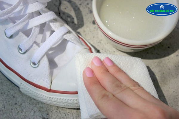 Dùng khăn giấy cho giày nhanh khô