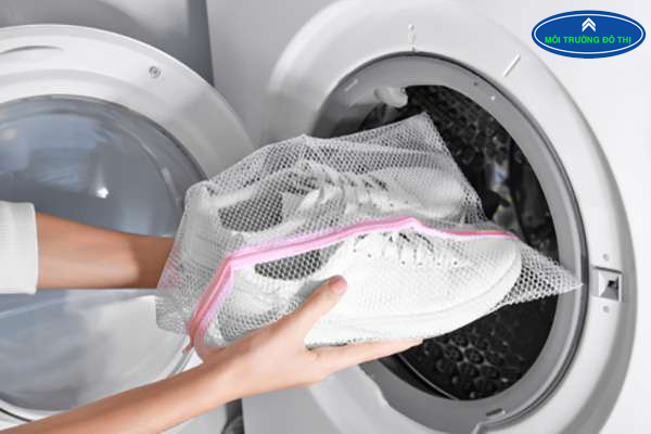Tuyệt đối không giặt giày bằng máy giặt