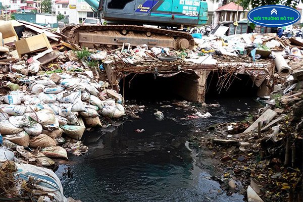 rác thải khắp nơi ảnh hưởng môi trường nước